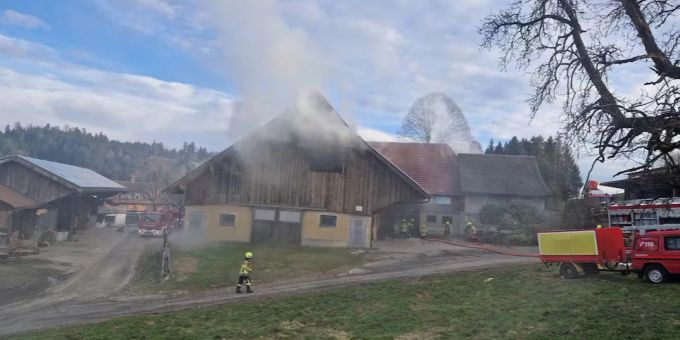 Am Montag, 20. Januar 2025, um zirka 15.30 Uhr, wurde der Kantonpolizei Bern gemeldet, dass in Gondiswil am Schabenlehn ein Brand in einem Bauernhaus ausgebrochen sei. Die Einsatzkräfte stellten vor Ort fest, dass Rauch aus mehreren Fenstern des Bauernhauses drang. Brand in Gondiswil