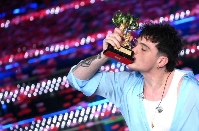 Olly erhielt in Sanremo insgesamt 23,8 Prozent der Stimmen und landete nur knapp vor dem Zweitplatzierten Lucio Corsi mit 23,4 Prozent. sanremo
