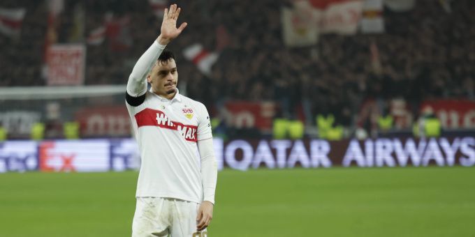Stuttgarts Fabian Rieder winkt den Fans von YB nach dem Spiel. YB