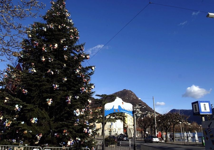 Ein Weihnachtsbaum aber rundherum grün: So dürfte es dieses Jahr an Weihnachten vielerorts im Flachland aussehen. (Archivbild)