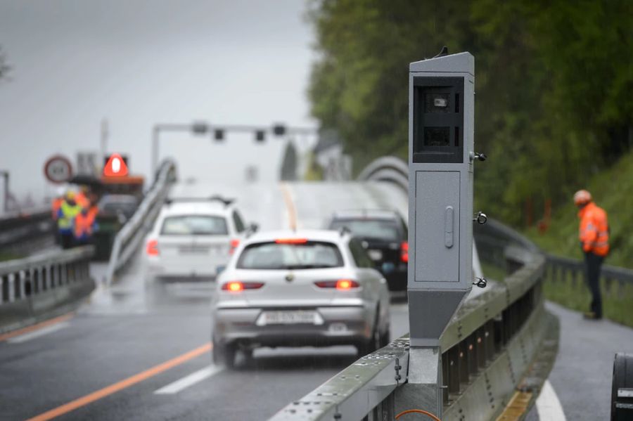 Die neuen Radarfallen im Kanton Schwyz büssen nicht nur Temposünder, sondern filmen auch Vandalen.