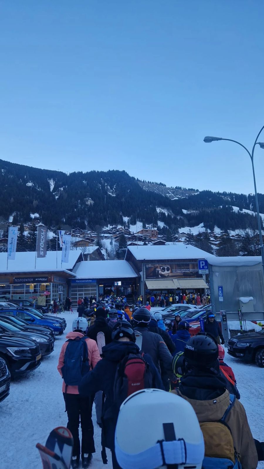 Während die Skibegeisterten unten an der Talstation Oey in Adelboden noch Schlange standen ...