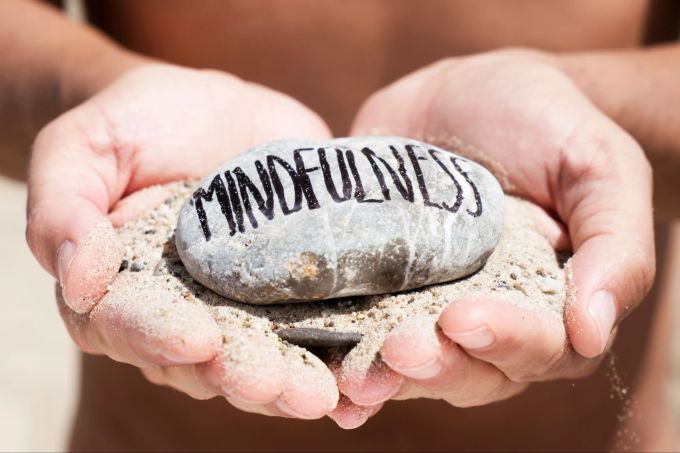 Achtsamkeit hilft, innere Trigger überhaupt erst wahrzunehmen – und schafft den Raum, in dem abgespaltene Anteile gesehen, gefühlt und integriert werden können. Stein Mindfulness