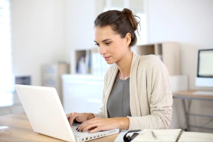 Wer unsicher ist, ob es sich um eine Fake-Seite handelt, meidet sie lieber und wechselt zu sicheren Alternativen. Frau am Laptop