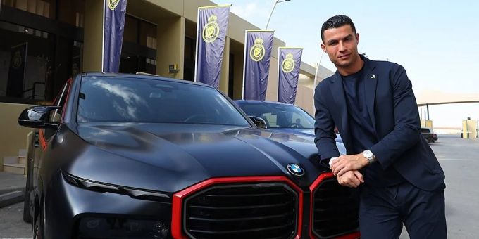 Ronaldo posiert mit seinem neuen Schlitten. Ronaldo