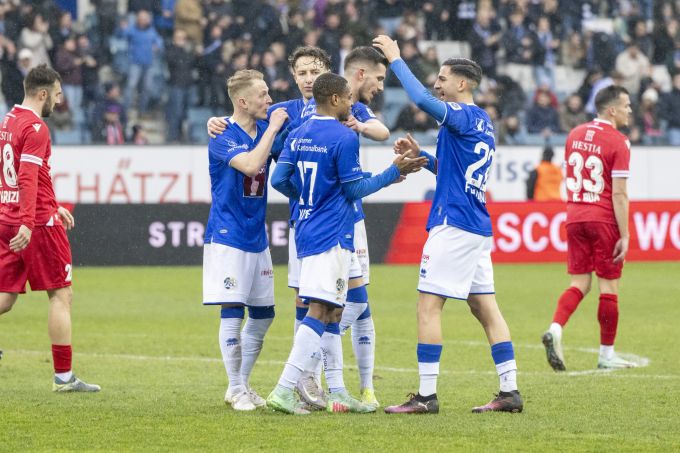 Am Ende einer umkämpften Partie sind es die Luzerner, die über den Sieg jubeln können. FC Luzern FC Sion