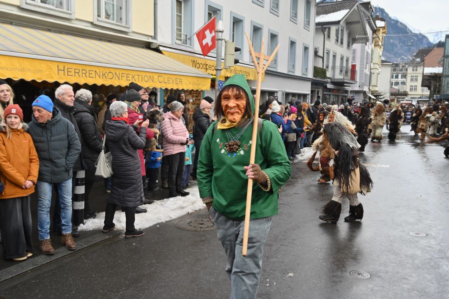 Die Harder-Potschete ist ein alter Brauch, der die bösen Geister aus Interlaken BE vertreiben soll.