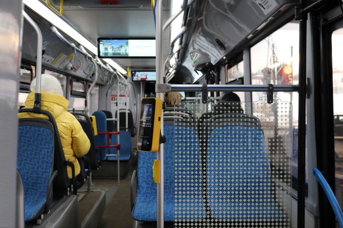 Weniger als zwei Prozent der Tickets im ZVV-System werden in den Bussen gekauft. (Symbolbild) Bus Gäste