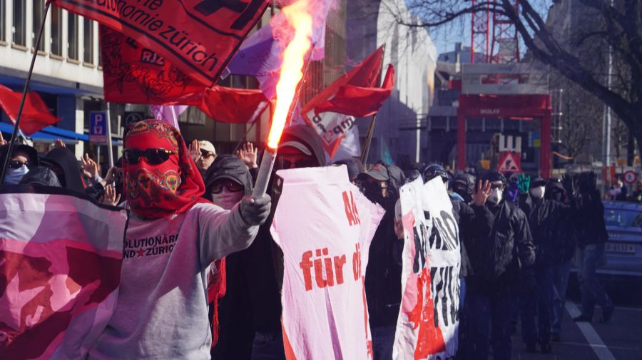 Es nahmen rund 1000 Personen an der unbewilligten Demo teil.