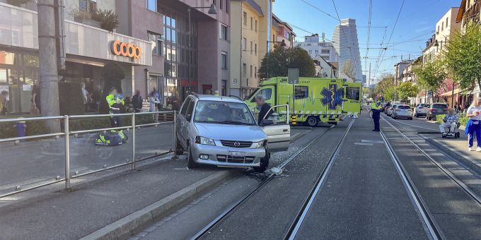 Birsfelden BL - Auto erfasst Fussgänger (63) – schwer verletzt