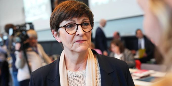 Saskia Esken will trotz des Wahldesasters SPD-Parteichefin bleiben. (Archivbild) Saskia Esken will trotz des Wahldesasters SPD-Parteichefin bleiben. (Archivbild)