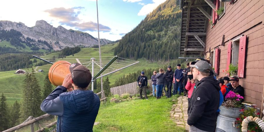 Jugendliche auf der Alp Blattli