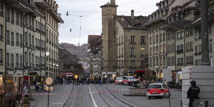 Der Kornhausplatz in Bern war abgesperrt, Polizisten überwachten die Zone. Kornhausplatz Bern Polizei