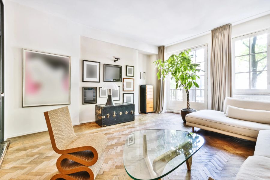 Ein stilvoll minimalistisches Wohnzimmer mit sanft geschwungenen Möbeln und weichen Formen.