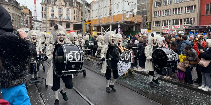 Der Cortège zieht durch die Stadt Basel.