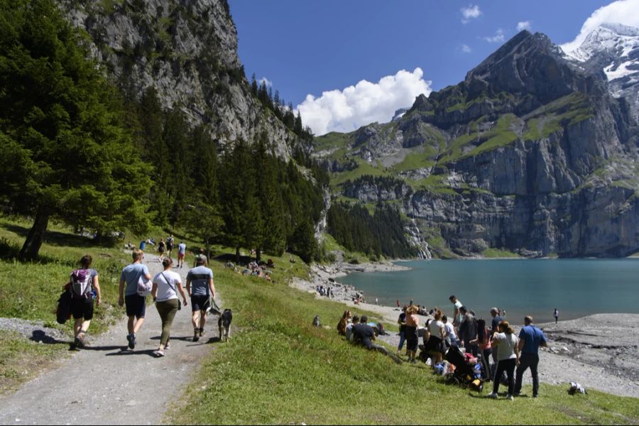 Der Oeschinensee im Berner Oberland ist bei Touristen und Influencern beliebt.