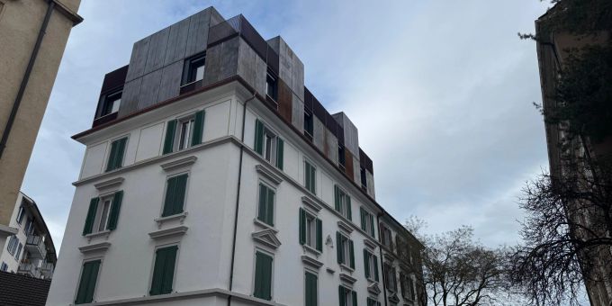 Dieser Neubau auf dem Dach eines traditionellen Zürcher Stadthauses sorgt für optische Kritik. Zürich
