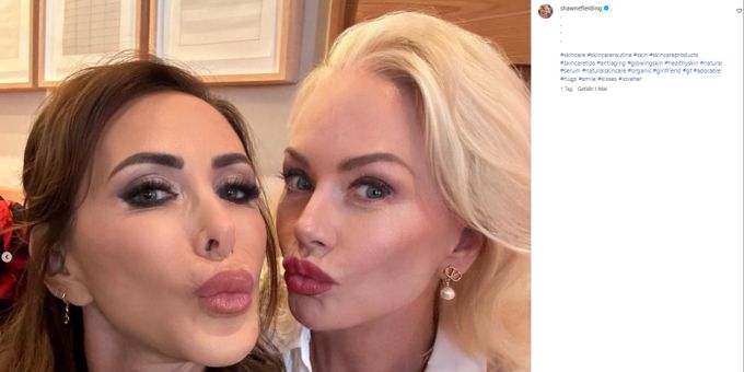 Shawne Fielding (r.) sieht aus wie eine 20-Jährige. Dabei ist die Ex-Miss bereits 54 Jahre alt. Shawne Fielding
