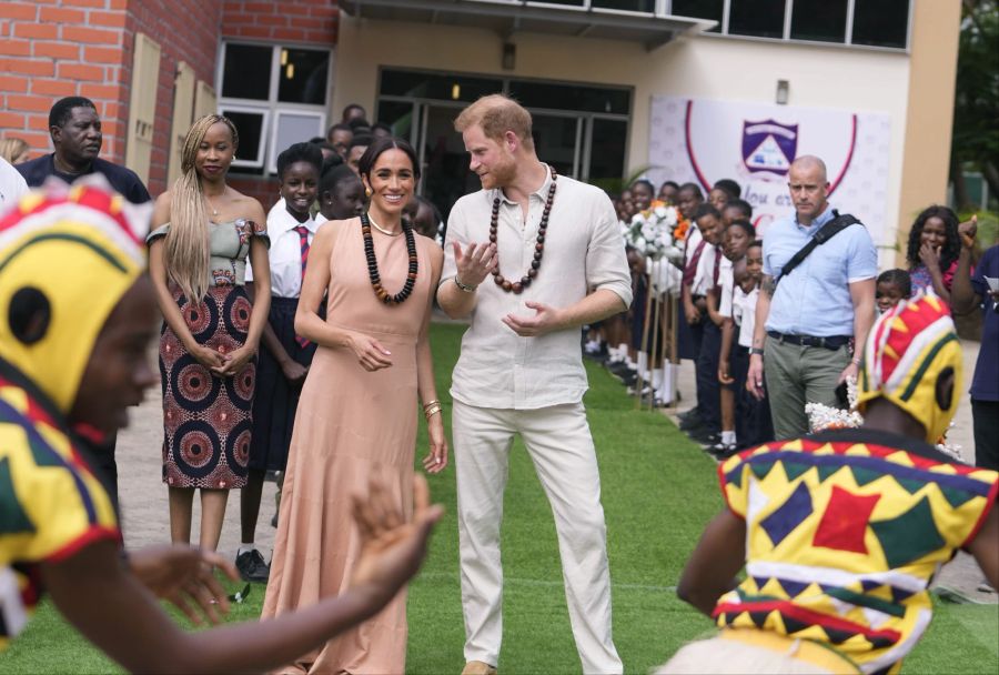 Prinz Harry und Meghan besuchen Kinder der Lights Academy in Abuja.