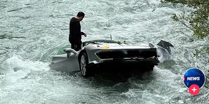 Ein Ferrari kam am Dienstag von der Strasse ab und landete in der Kleinen Simme. ferrari zweisimmen bach