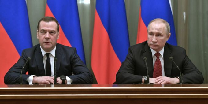 Der russische Präsident Wladimir Putin (r.) und der russische Ministerpräsident Dmitri Medwedew im Januar 2020.