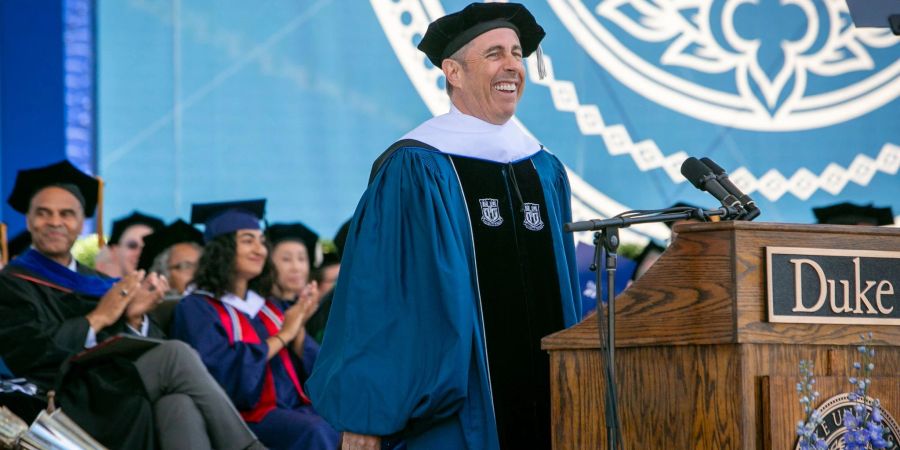 Der Comedian und Festredner Jerry Seinfeld bei der Abschlussfeier der Duke Universität.