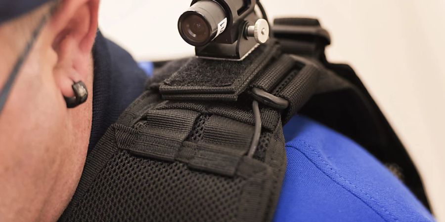 Die SBB prüfen den Einsatz von Bodycams für ausgebildete Transportpolizisten. (Archivbild)