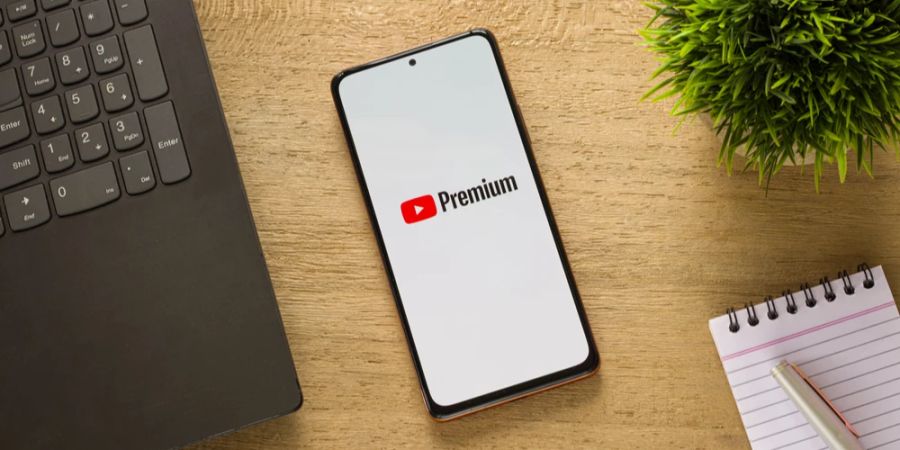 YouTube Premium Logo Smartphone auf einem Schreibtisch