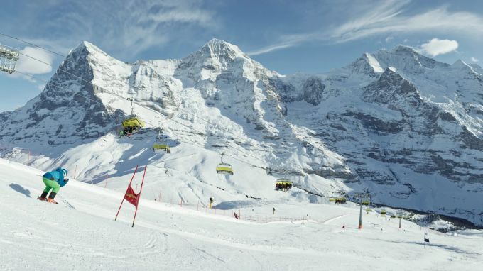 Das Jungfrau-Skigebiet mit dem Blick auf Eiger, Mönch und Jungfrau. Hier kann man die Lauberhorn-Strecke hinunterrasen, auf der die Top-Cracks im Skizirkus jedes Jahr Abfahrtsrennen bestreit Skigebiet Jungfrau Ski Region