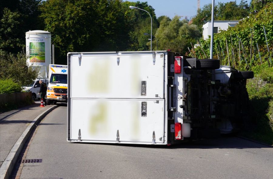 Das gekippte Fahrzeug von hinten fotografiert.