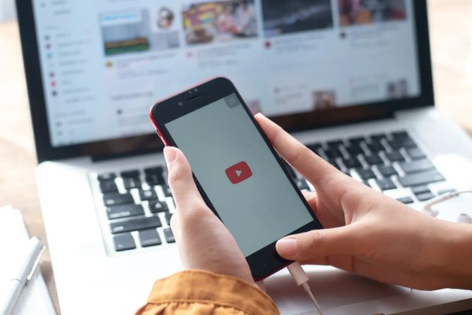 Smartphone mit YouTube, Laptop