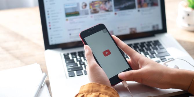 Smartphone mit YouTube, Laptop