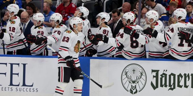 Philipp Kuraschew triffft in der NHL für Chicago. (Archivbild) NHL