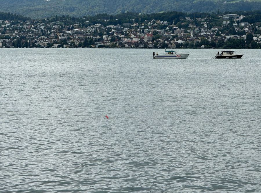 Bei dieser Boje könnte sich das Auto befinden. Die Distanz zum Ufer beträgt rund 30 Meter, zur Einschlagstelle sind es rund 70 Meter.