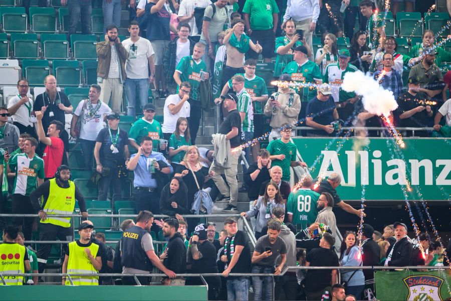 Viele Fans warfen Feuerwerkskörper.