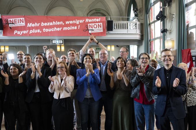 Das Nein Komitee zur BVG-Reform mit unter anderem Pierre-Yves Maillard, SP-VD, Präsident SGB, Mitte, und Vania Alleva, Präsidentin Unia, freuen sich zum Trend der BVG-Abstimmung, am Sonntag, 22. September 2024, in Bern. Das Schweizer Stimmvolk stimmt ueber die Biodiversitaets- und BVG-Initative ab..(KEYSTONE/Peter Schneider) BVG-Reform