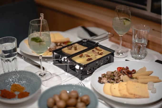 Ein Höhepunkt ist das Fondue- und Raclette-Schiff, das jeden Freitag in der besagten Zeitfährt. Raclette-Schiff