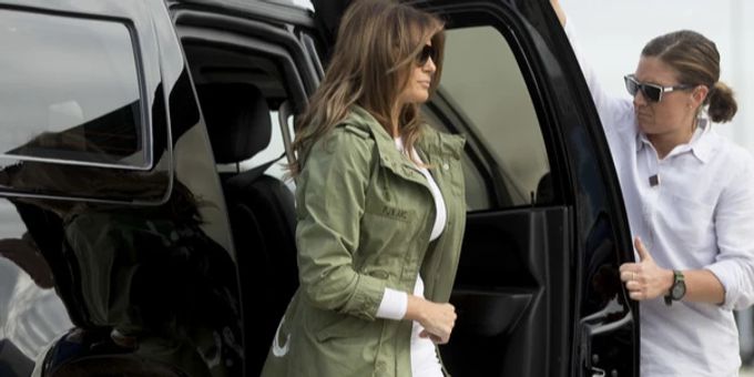 In Buch - So erklärt Melania Trump Skandal-Jacke bei Migranten-Besuch