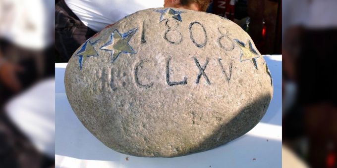 Im August 2001 wird der wiedergefundene Unspunnenstein in Saigneleger Shawne Fielding Borer überreicht. Ein paar Tage später findet die Übergabe in Interlaken statt. Unspunnen