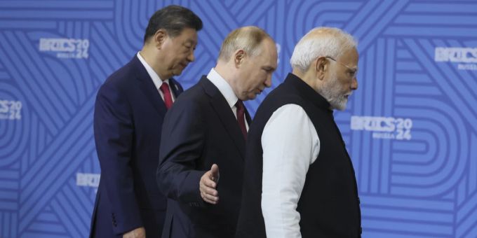 Der chinesische Präsident Xi Jinping (l.), der russische Präsident Wladimir Putin (M.) und der indische Premierminister Narendra Modi beim Brics-Gipfel 2024 in Kasan, Russland. Brics-Gipfel 2024