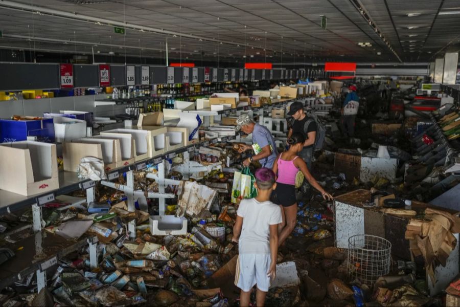 Viele Supermärkte sind verwüstet worden.