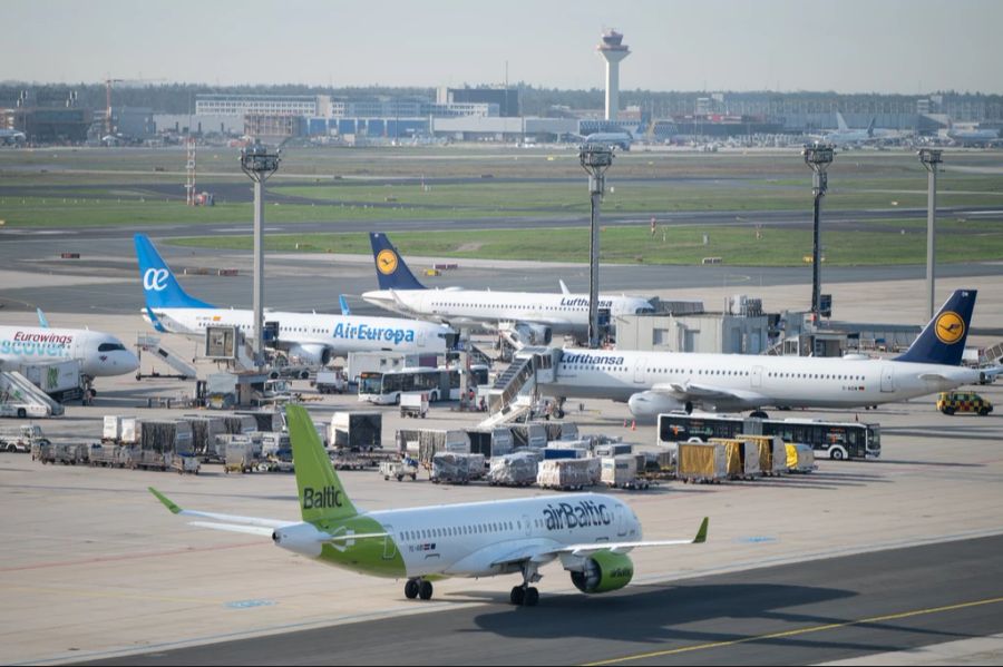 Denn Angestellte von Air Baltic erhalten für ihre Arbeit deutlich weniger Lohn als die Swiss-Crews.