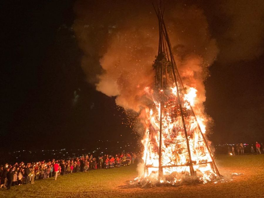 Feuer Turm Zuschauer Nacht