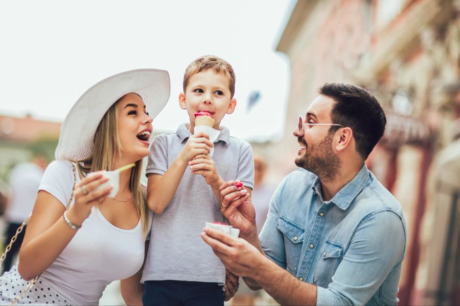 Mutter, Vater, Kind, Eis essen, glücklich