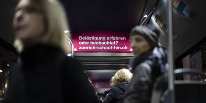 In den öffentlichen Verkehrsmitteln kommt es immer wieder zu übergriffigem Verhalten. Belästigung ÖV