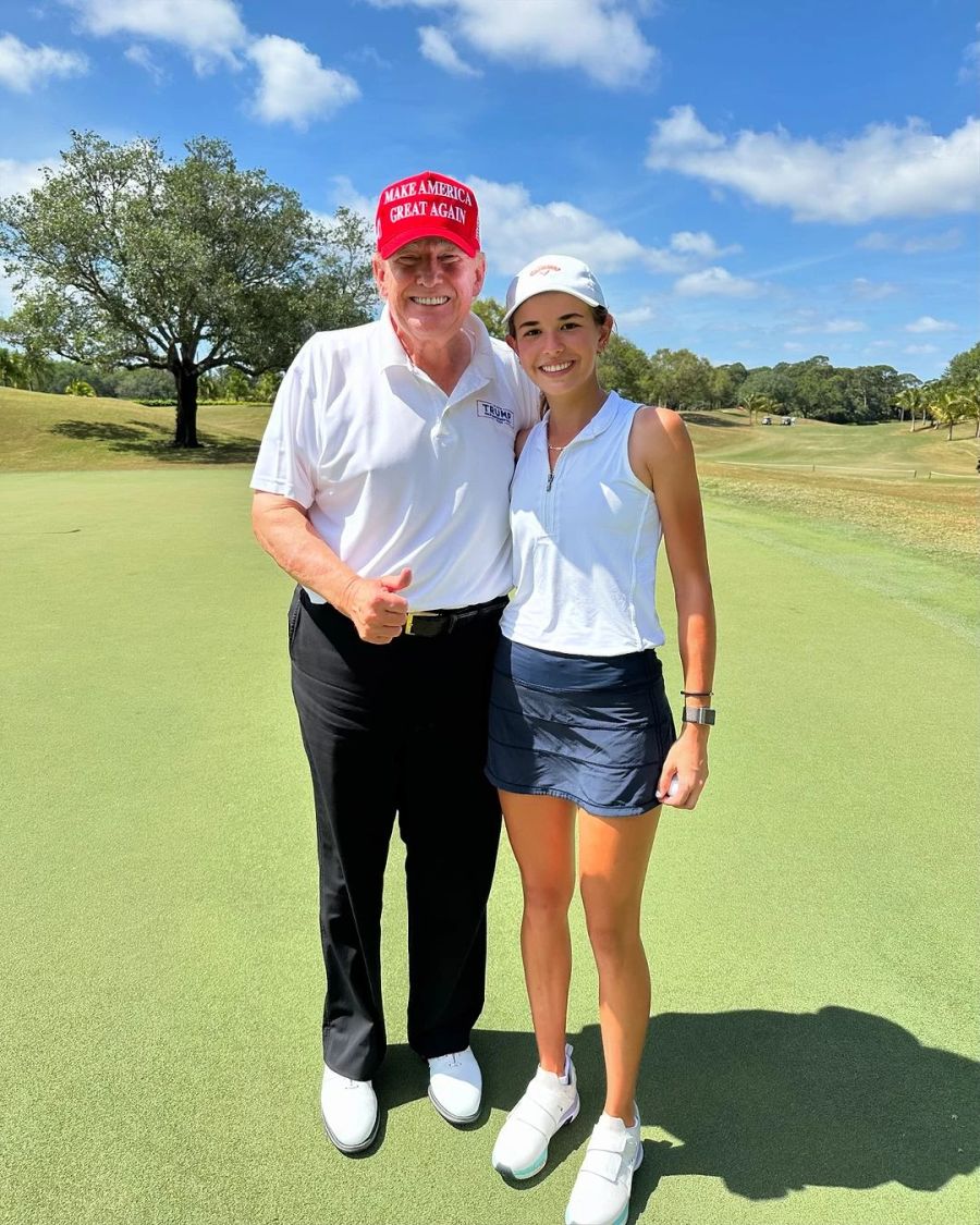 Donald Trump mit seiner Enkeltochter Kai auf dem Golfplatz.