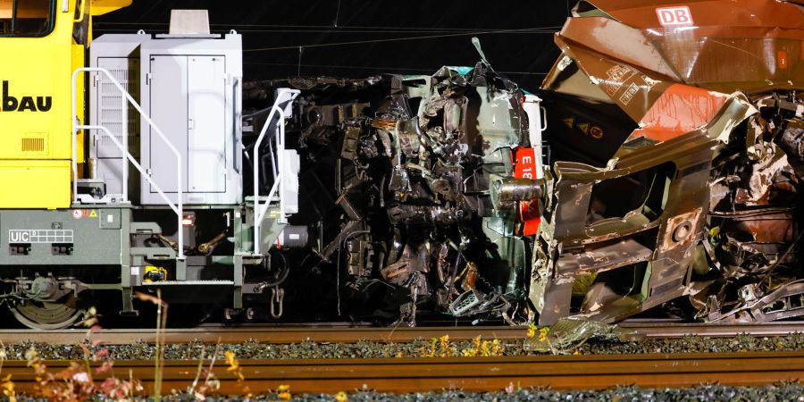 Schwere Kräne müssen die völlig demolierten Waggons wieder aufrichten und möglichst zurück auf die Schienen setzen.