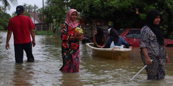 Die Menschen in Malaysia fliehen vor der Flut. Malaysia