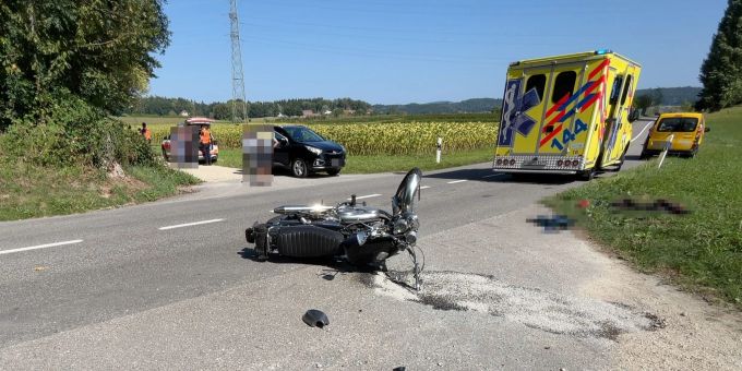Heinrichswil: Motorradfahrer kollidiert mit Auto und verletzt sich erheblich. Kollision in Heinrichswil