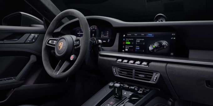 Porsche 911 Hybrid: Der perfekte Ort, um die Welt zu vergessen – oder sie mit Vollgas zu erleben. Porsche 911